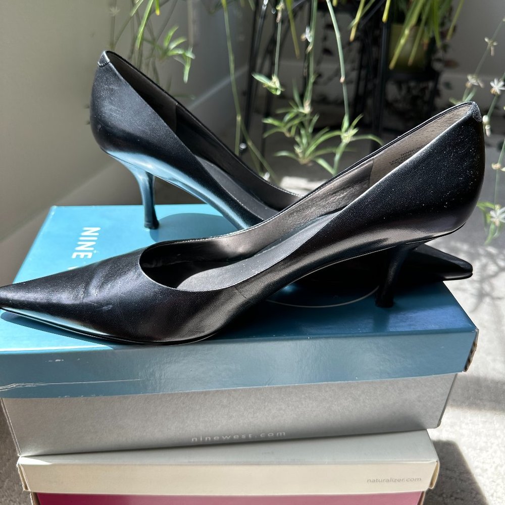 Black leather pointed toed pumps